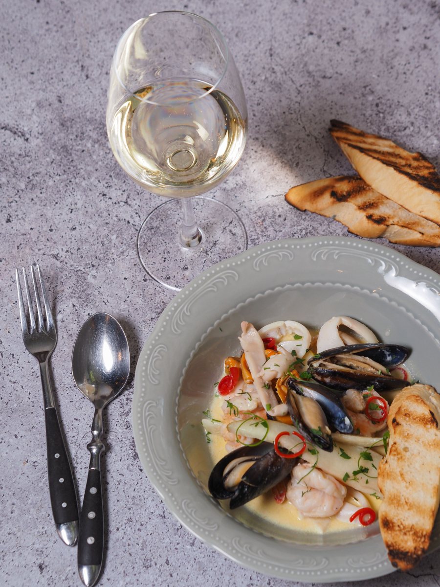 White wine with a seafood platter and toasted bread
